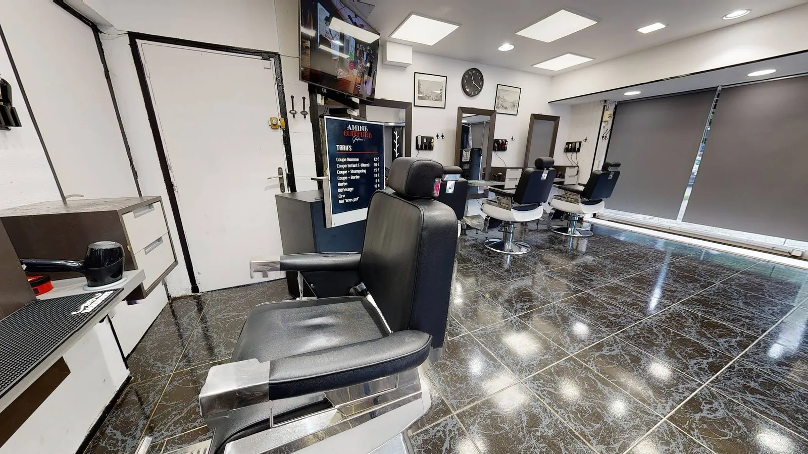 Fauteuil central dans le salon Amine Coiffure
