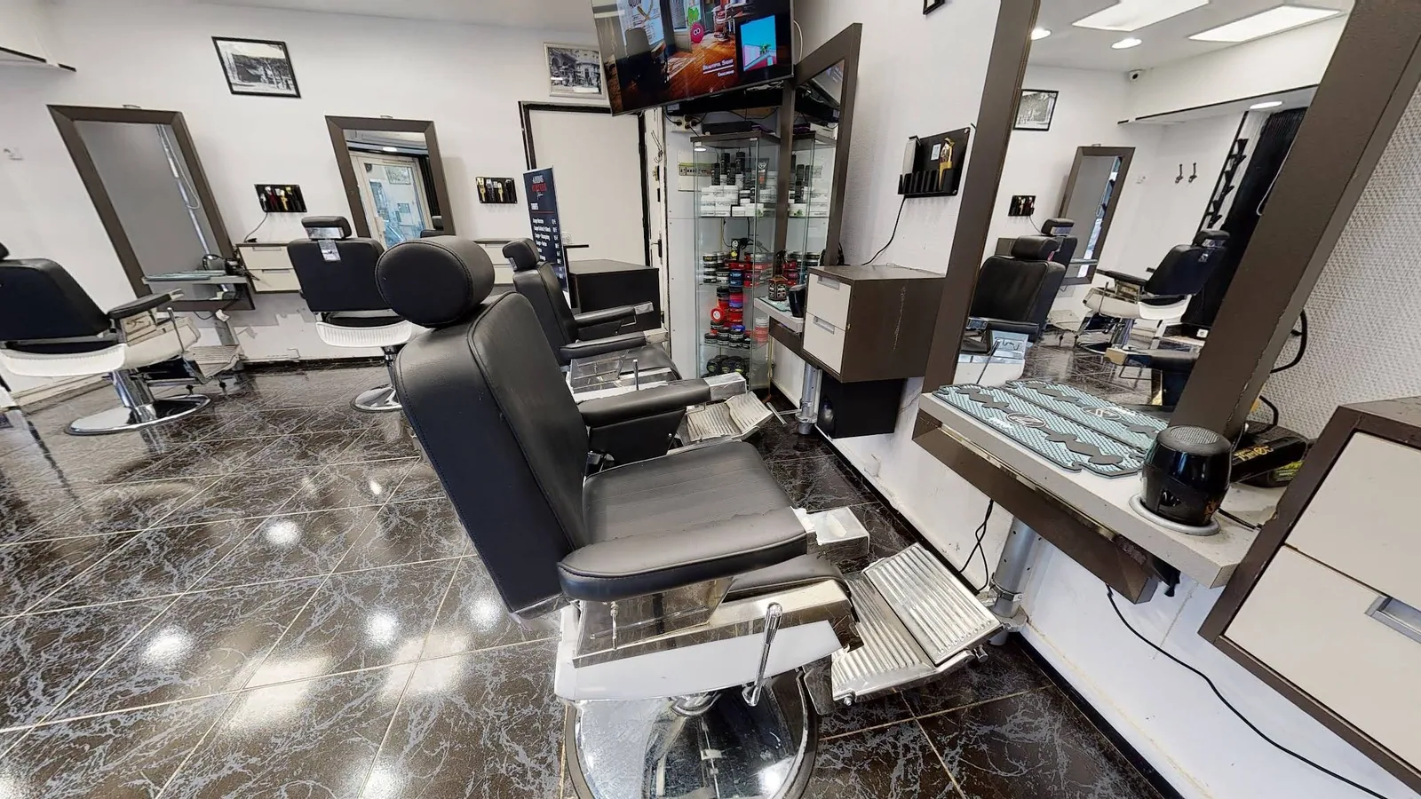 Fauteuil et poste de coiffure dans le salon
