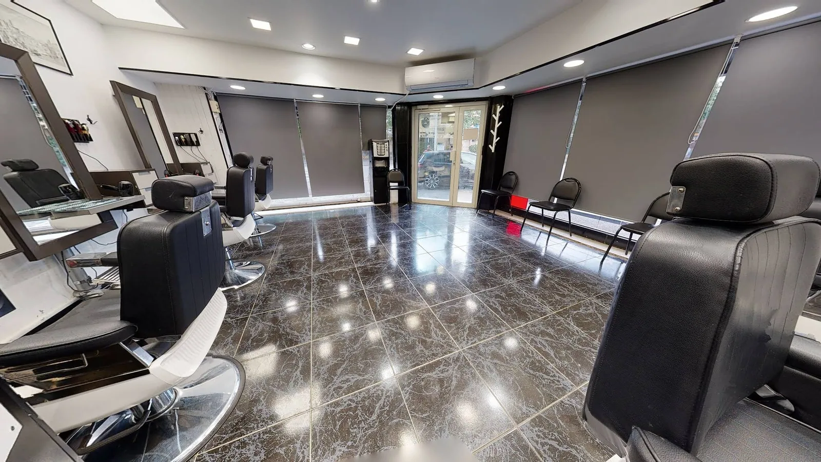 Espace lumineux et rangée de sièges du salon